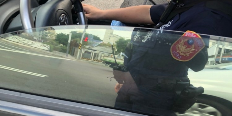 轎車故障卡路中 暖警徒手推車解窘境 轎車故障卡路中 暖警徒手推車解窘境