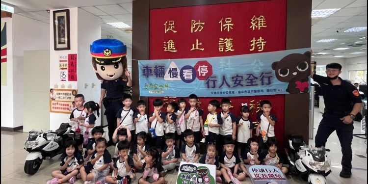 預防山道猴 員警緊盯萌娃騎重機 預防山道猴 員警緊盯萌娃騎重機