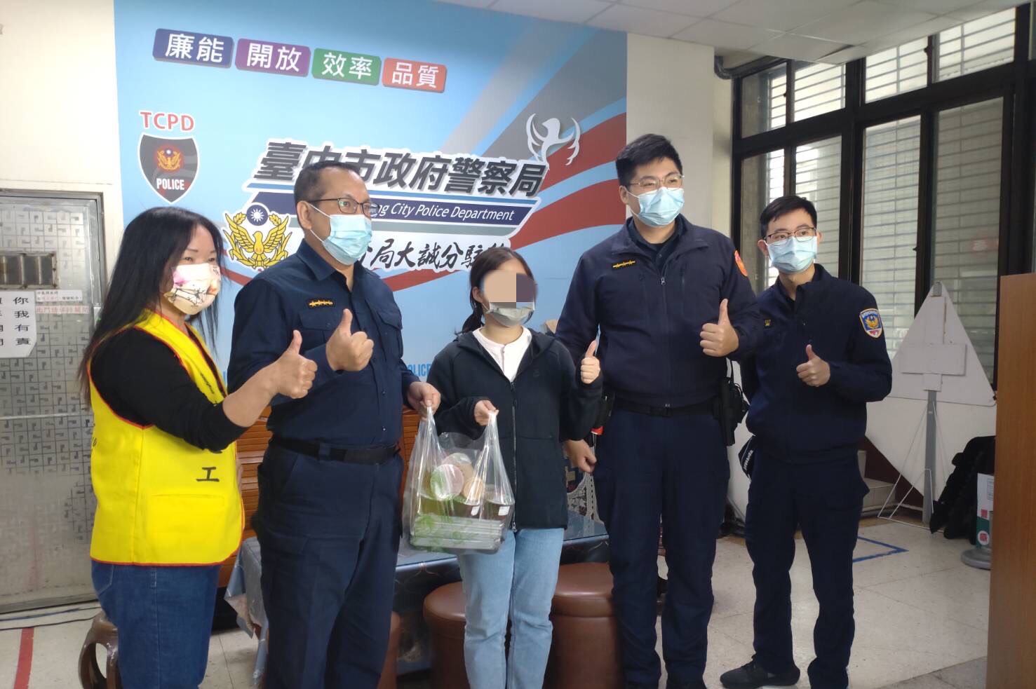 慰勞員警辛勞 知名醫材公司贈飲料甜點暖警心 慰勞員警辛勞 知名醫材公司贈飲料甜點暖警心