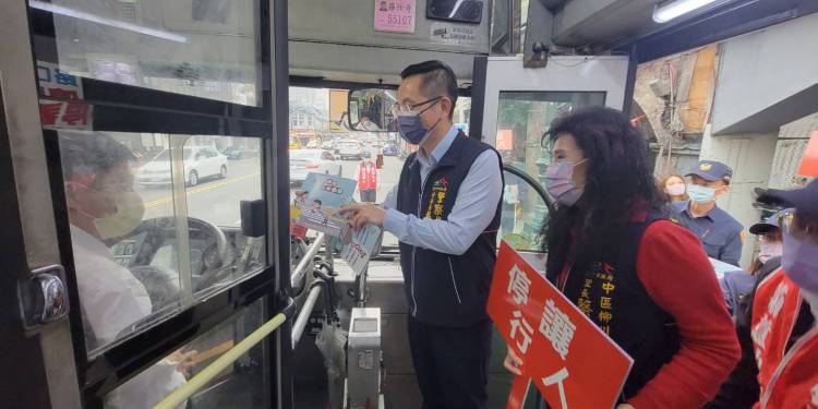 中警一分局與客運業者路口聯手宣導 站在守護行人第一線 中警一分局與客運業者路口聯手宣導 站在守護行人第一線