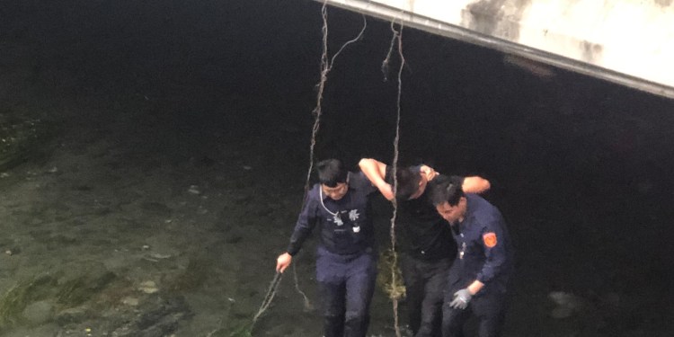 為躲酒駕連命都不要 藏橋下遭警消聯手揪出 為躲酒駕連命都不要 藏橋下遭警消聯手揪出