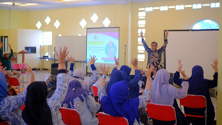 Meningkatkan Keterampilan Komunikasi Calon Guru Meningkatkan Keterampilan Komunikasi Calon Guru