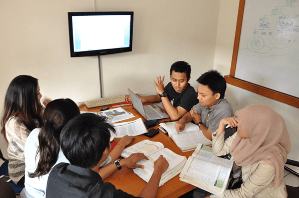 Diskusi Ilmiah: Kunci Pembelajaran Efektif Diskusi Ilmiah: Kunci Pembelajaran Efektif