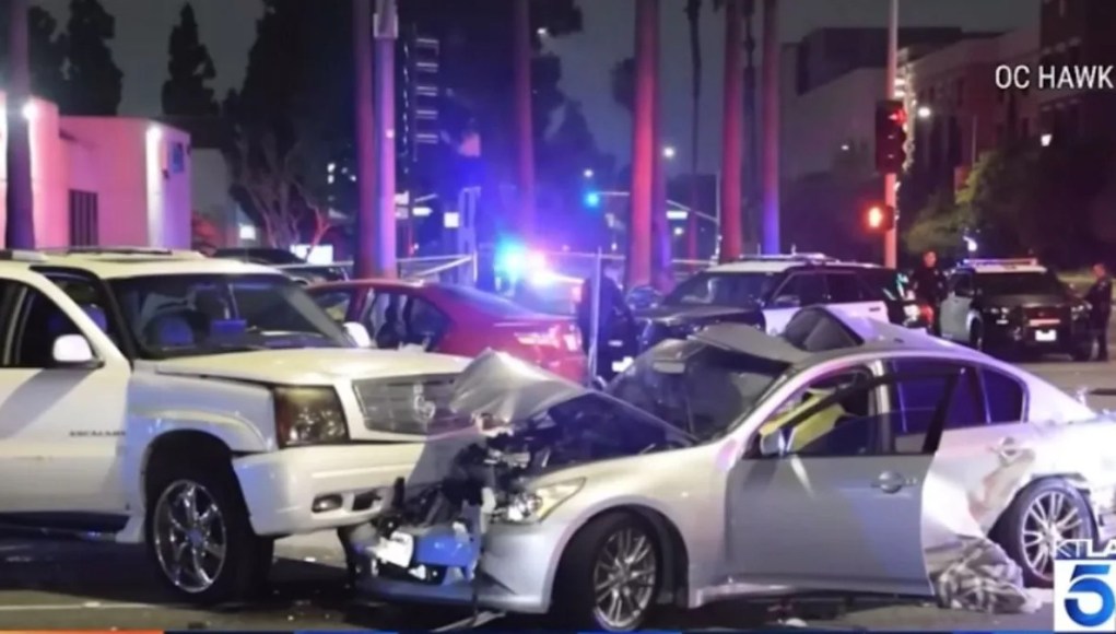 Dos muertos en Anaheim después de que un conductor pasara a toda velocidad un semáforo en rojo con las luces delanteras apagadas para evadir una parada de tráfico Dos muertos en Anaheim después de que un conductor pasara a toda velocidad un semáforo en rojo con las luces delanteras apagadas para evadir una parada de tráfico