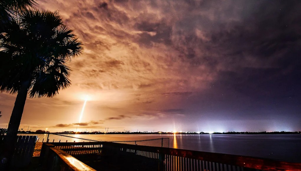 SpaceX lanza Rocket en Starlink Mission después de las tormentas, Lightning sale del centro-este de Florida SpaceX lanza Rocket en Starlink Mission después de las tormentas, Lightning sale del centro-este de Florida