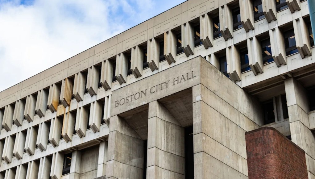 La remoción de nieve en Boston y las horas extras de la policía generan un déficit presupuestario potencial de 48 millones de dólares La remoción de nieve en Boston y las horas extras de la policía generan un déficit presupuestario potencial de 48 millones de dólares