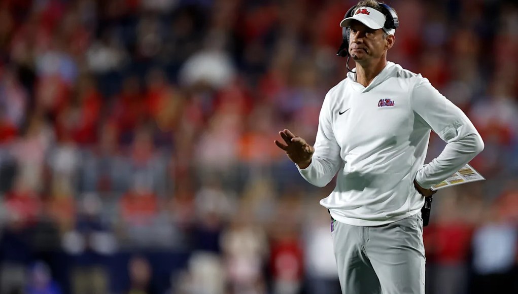 Si Lane Kiffin se marcha de Oxford, ¿podría el comité de la CFP criticar a Ole Miss… o dejarlos fuera de los playoffs por completo? Si Lane Kiffin se marcha de Oxford, ¿podría el comité de la CFP criticar a Ole Miss… o dejarlos fuera de los playoffs por completo?