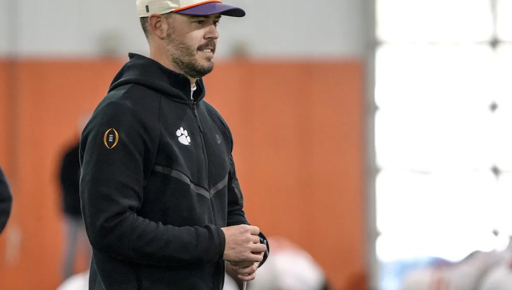 Es muy probable que el entrenador Riley sea despedido después del partido de bolos de su equipo. Es muy probable que el entrenador Riley sea despedido después del partido de bolos de su equipo.