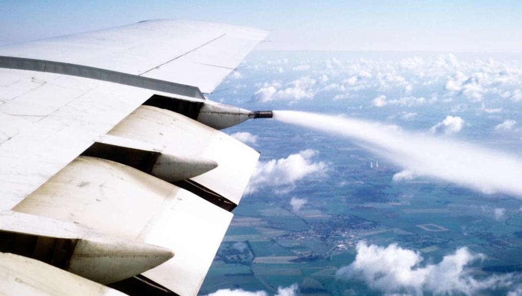 El nuevo avión de United Airlines se vio obligado a tirar combustible para realizar un aterrizaje de emergencia 45 minutos después del despegue El nuevo avión de United Airlines se vio obligado a tirar combustible para realizar un aterrizaje de emergencia 45 minutos después del despegue