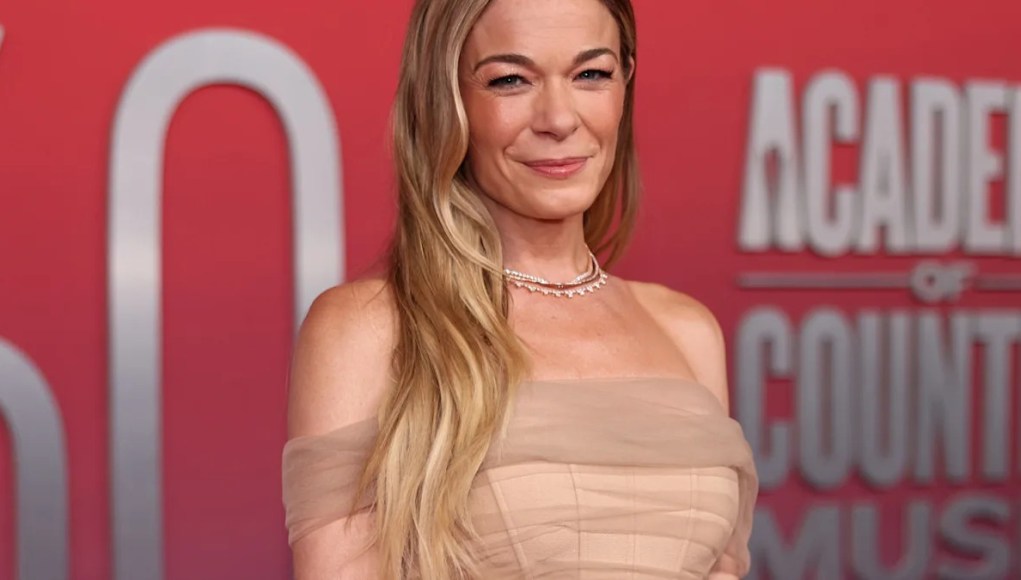 LeAnn Rimes sorprende con un vestido de corsé mientras promociona el nuevo sencillo ‘Wild Things Run’ LeAnn Rimes sorprende con un vestido de corsé mientras promociona el nuevo sencillo ‘Wild Things Run’