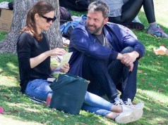 Ben Affleck y Jennifer Garner hacen una rara aparición pública con atuendos de colores coordinados para una excursión a Los Ángeles