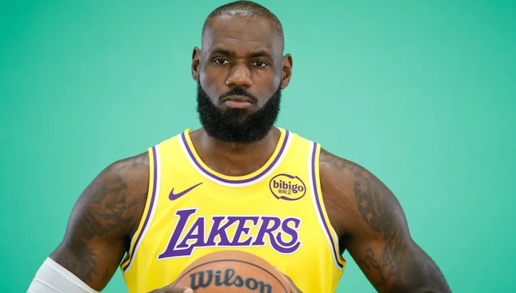 LeBron James se burla del gran anuncio el martes, pero resulta ser un anuncio de Hennessy LeBron James se burla del gran anuncio el martes, pero resulta ser un anuncio de Hennessy