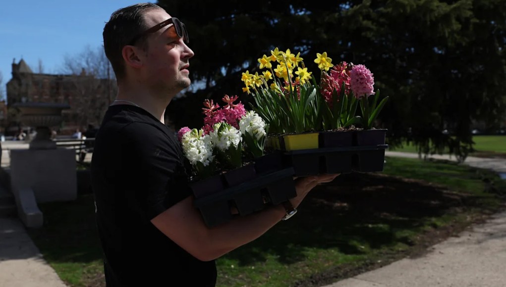 Cientos de personas se reúnen en Wicker Park durante un día de limpieza comunitaria y mercados de sostenibilidad Cientos de personas se reúnen en Wicker Park durante un día de limpieza comunitaria y mercados de sostenibilidad