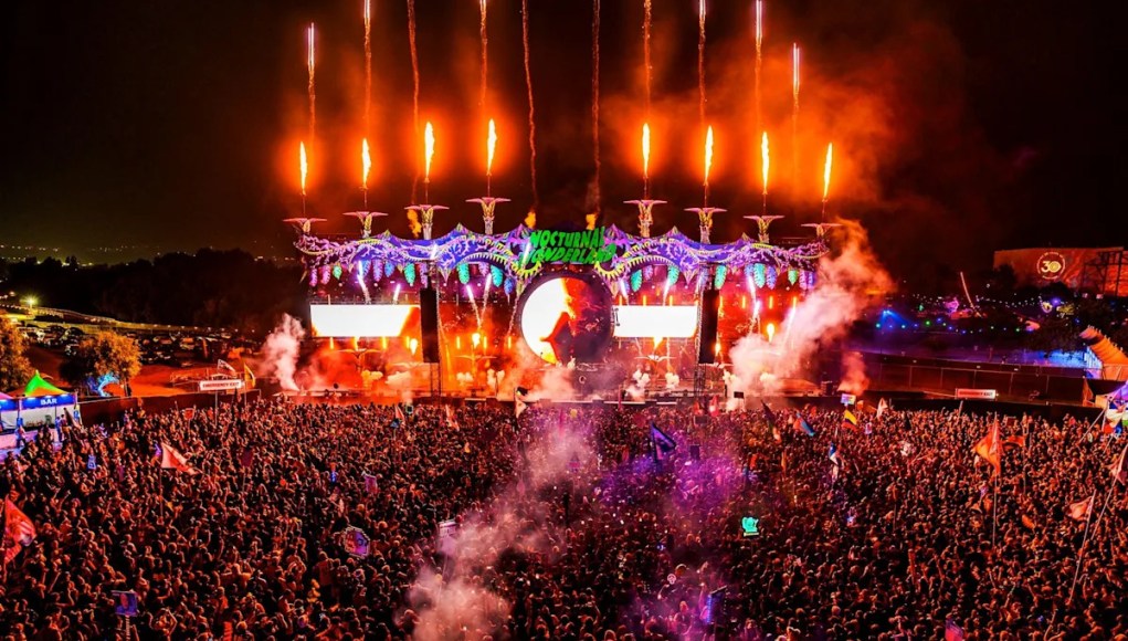 El país de las maravillas nocturno anual para traer música, baile, campamento y congestión del tráfico El país de las maravillas nocturno anual para traer música, baile, campamento y congestión del tráfico