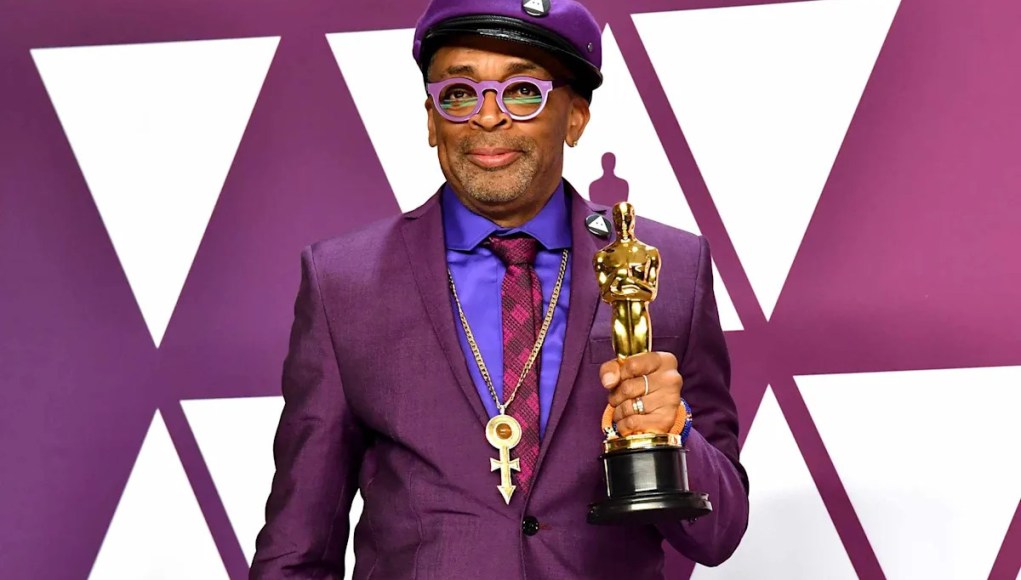 Spike Lee olvida el nombre de la película que venció a «Blackkklansman» en los Oscar después de sombrear memorablemente su mejor foto. Spike Lee olvida el nombre de la película que venció a «Blackkklansman» en los Oscar después de sombrear memorablemente su mejor foto.