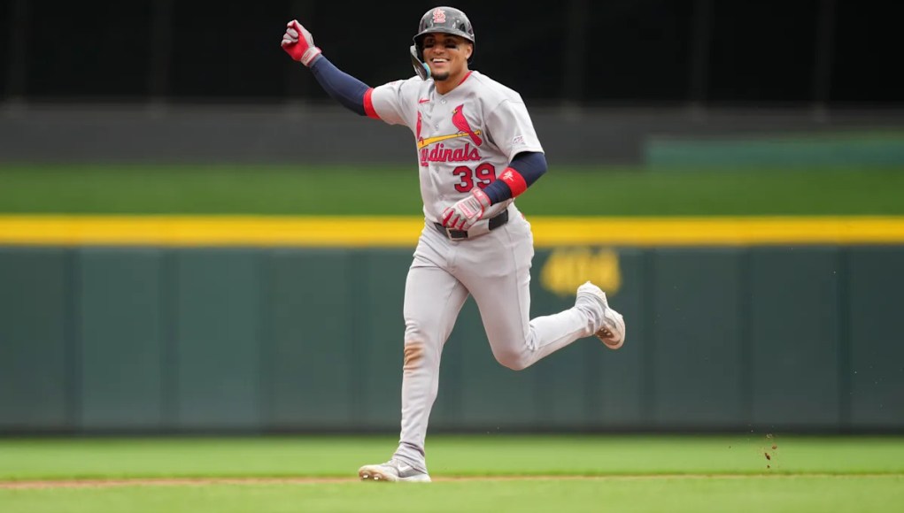 Bryan Torres de los Cardinals, quien comenzó su viaje en las menores en 2015, logra su primer hit en la MLB y luego un jonrón a los 28 en su debut contra los Rojos. Bryan Torres de los Cardinals, quien comenzó su viaje en las menores en 2015, logra su primer hit en la MLB y luego un jonrón a los 28 en su debut contra los Rojos.