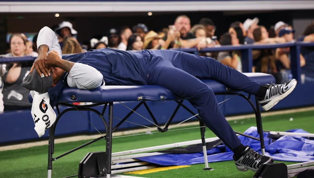 Micah Parsons vio la siesta en la mesa del entrenador durante el juego de pretemporada de los Cowboys, después de invitar a la llamada comercial en el túnel Micah Parsons vio la siesta en la mesa del entrenador durante el juego de pretemporada de los Cowboys, después de invitar a la llamada comercial en el túnel