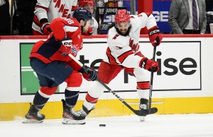 Sam Reinhart de los Panthers sale del Juego 2 del Este contra los Huracanes con una lesión después de que Aho golpeara
