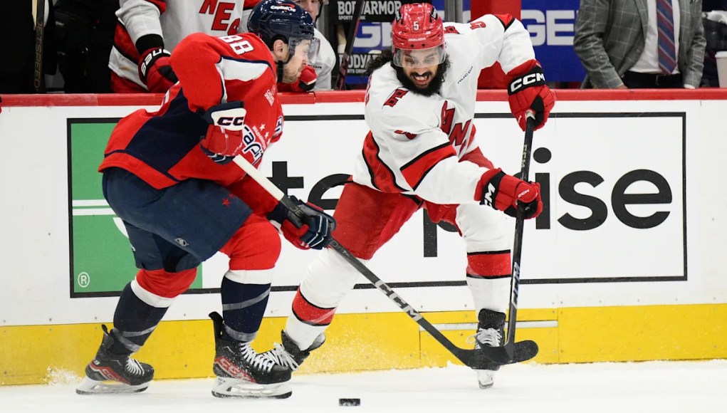 Sam Reinhart de los Panthers sale del Juego 2 del Este contra los Huracanes con una lesión después de que Aho golpeara Sam Reinhart de los Panthers sale del Juego 2 del Este contra los Huracanes con una lesión después de que Aho golpeara