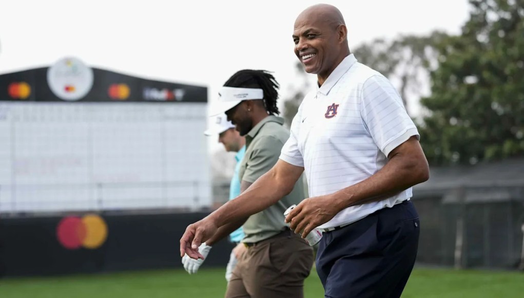 Charles Barkley hace una donación de 25.000 dólares para ayudar a los niños en su estado natal de Alabama Charles Barkley hace una donación de 25.000 dólares para ayudar a los niños en su estado natal de Alabama