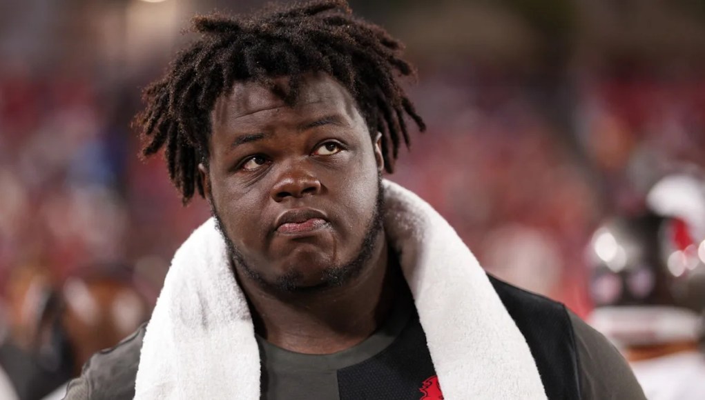 Bucs tiene la decisión de tomar el liniero defensivo Desmond Watson Bucs tiene la decisión de tomar el liniero defensivo Desmond Watson