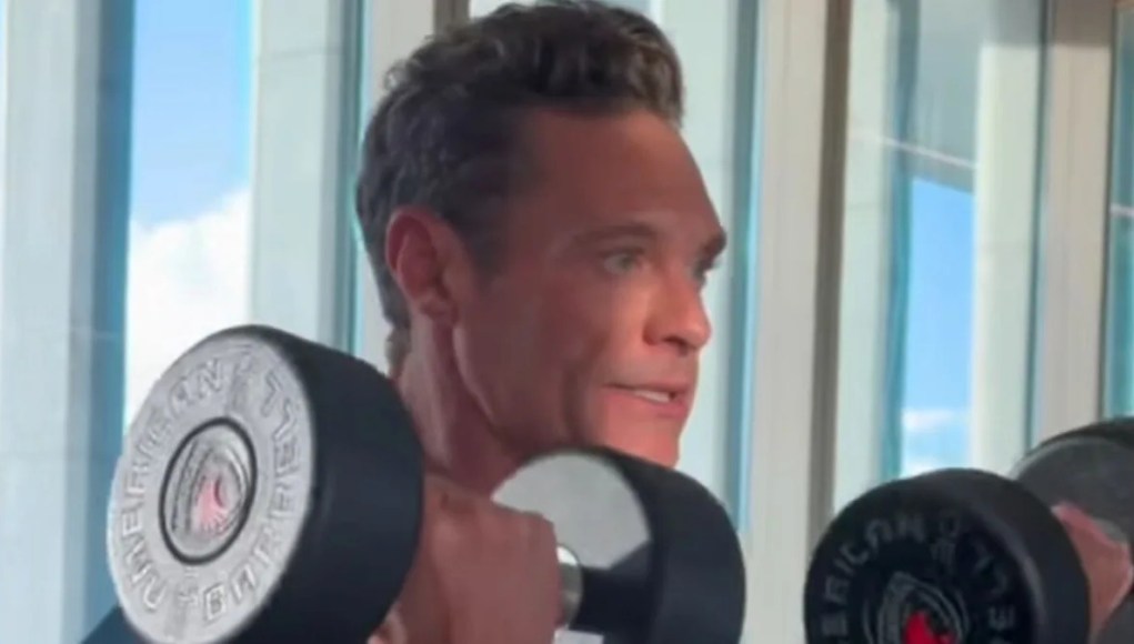 Fanáticos de ‘Wheel of Fortune’ sorprendidos por los abultados bíceps de Ryan Seacrest en video de entrenamiento Fanáticos de ‘Wheel of Fortune’ sorprendidos por los abultados bíceps de Ryan Seacrest en video de entrenamiento