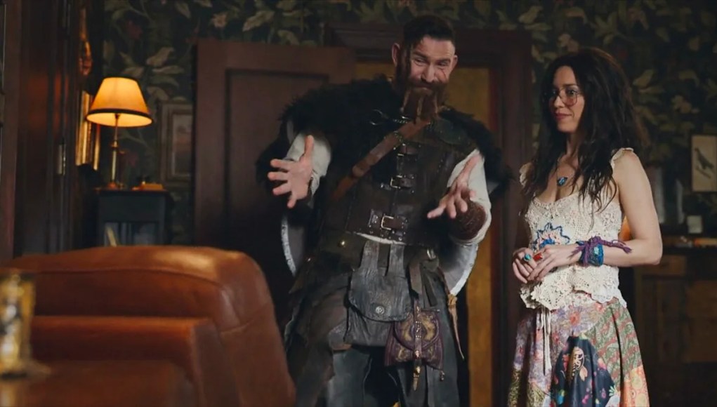 Las estrellas de ‘Ghosts’ acaban con la pelea de muebles de Flower y Thorfinn Las estrellas de ‘Ghosts’ acaban con la pelea de muebles de Flower y Thorfinn