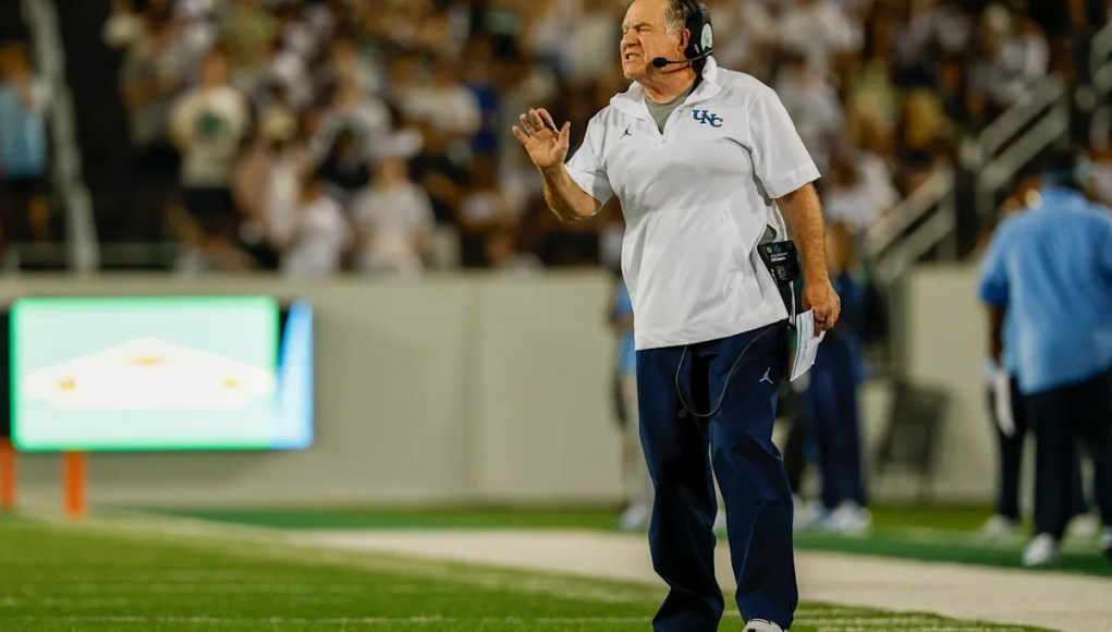 Bill Belichick explica la decisión ‘simple’ de prohibir el personal de los Patriots después de muescas por primera victoria como entrenador de la UNC Bill Belichick explica la decisión ‘simple’ de prohibir el personal de los Patriots después de muescas por primera victoria como entrenador de la UNC