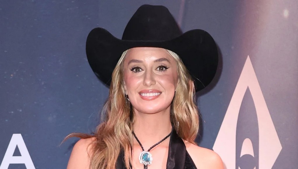 Lainey Wilson brilla con flecos metálicos en el evento CMA antes de su histórico concierto como anfitriona Lainey Wilson brilla con flecos metálicos en el evento CMA antes de su histórico concierto como anfitriona
