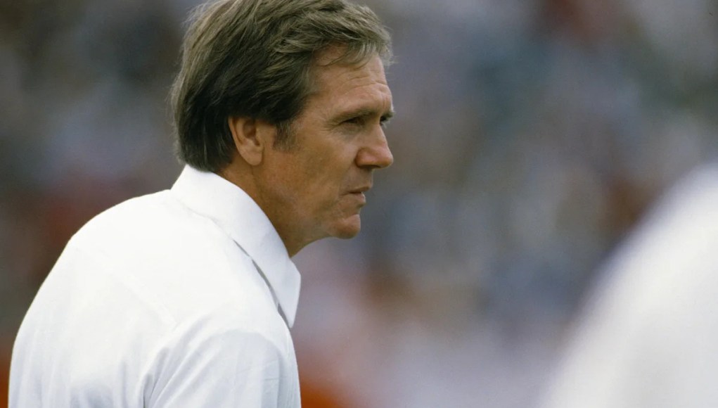 Raymond Berry, quien llevó a los Patriots a su primera aparición en el Super Bowl, muere a los 93 años Raymond Berry, quien llevó a los Patriots a su primera aparición en el Super Bowl, muere a los 93 años