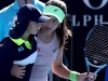 La turca Zeynep Sönmez ayuda a la recogepelotas que se desmayó en la cancha durante el partido del Abierto de Australia