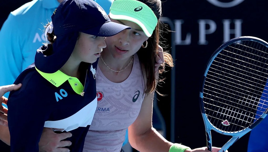 La turca Zeynep Sönmez ayuda a la recogepelotas que se desmayó en la cancha durante el partido del Abierto de Australia La turca Zeynep Sönmez ayuda a la recogepelotas que se desmayó en la cancha durante el partido del Abierto de Australia