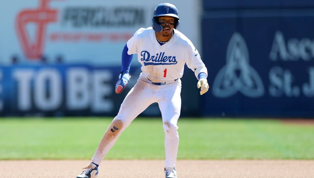 El prospecto de los Dodgers, Kendall George, pudo haber sufrido una lesión grave en la rodilla mientras evitaba al perro murciélago del equipo El prospecto de los Dodgers, Kendall George, pudo haber sufrido una lesión grave en la rodilla mientras evitaba al perro murciélago del equipo