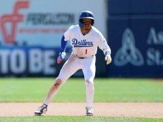 El prospecto de los Dodgers, Kendall George, pudo haber sufrido una lesión grave en la rodilla mientras evitaba al perro murciélago del equipo