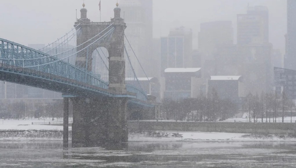 Aviso de clima invernal emitido porque la nieve, el aguanieve y el hielo podrían resbaladizar las carreteras Aviso de clima invernal emitido porque la nieve, el aguanieve y el hielo podrían resbaladizar las carreteras
