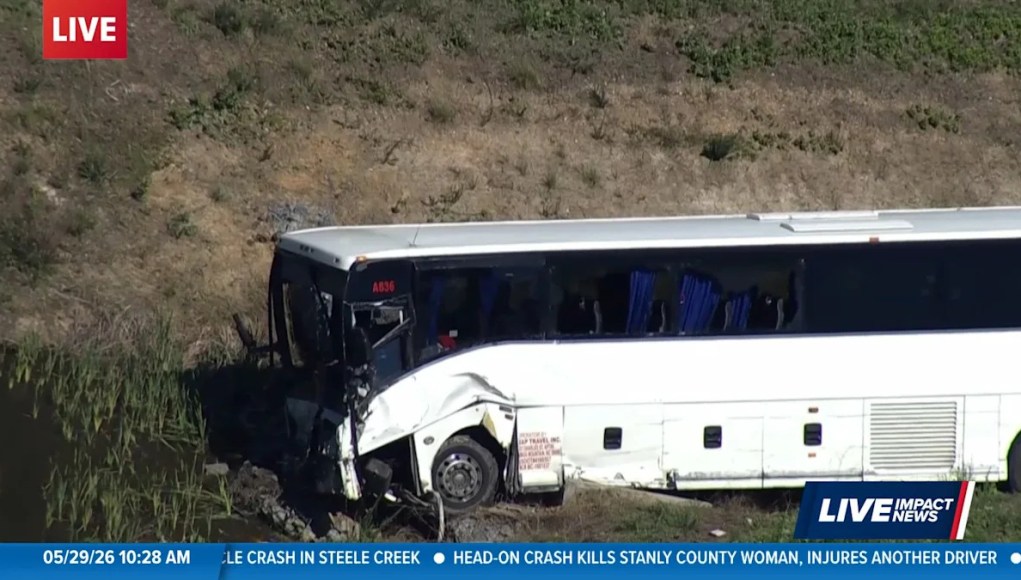 Autobús choca contra automóviles en Virginia, mata a 5 personas e hiere a 34, dice la policía estatal Autobús choca contra automóviles en Virginia, mata a 5 personas e hiere a 34, dice la policía estatal