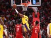 Bronny James anota sus primeros puntos en los playoffs de la NBA, con la ayuda de LeBron, en la victoria de los Lakers sobre los Rockets