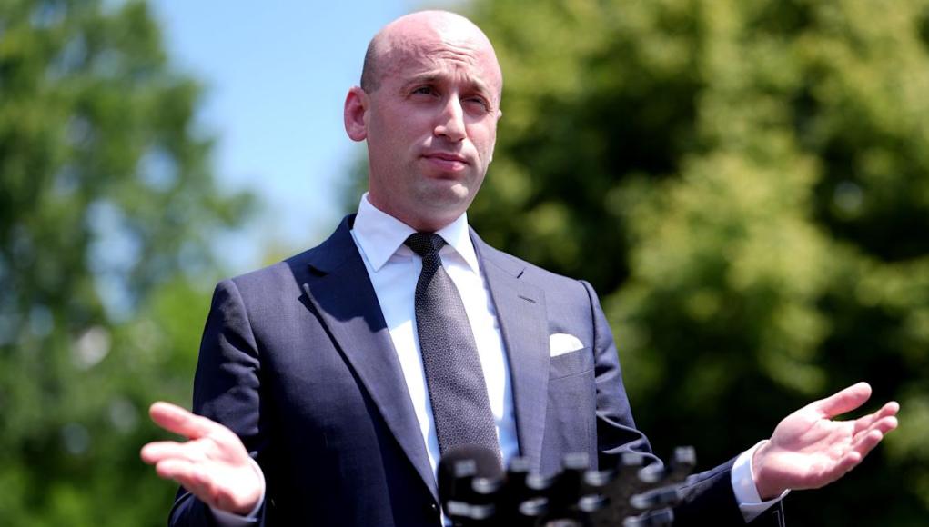 Stephen Miller interpreta a Happy Family después de que su esposa se fue con almizcle Stephen Miller interpreta a Happy Family después de que su esposa se fue con almizcle