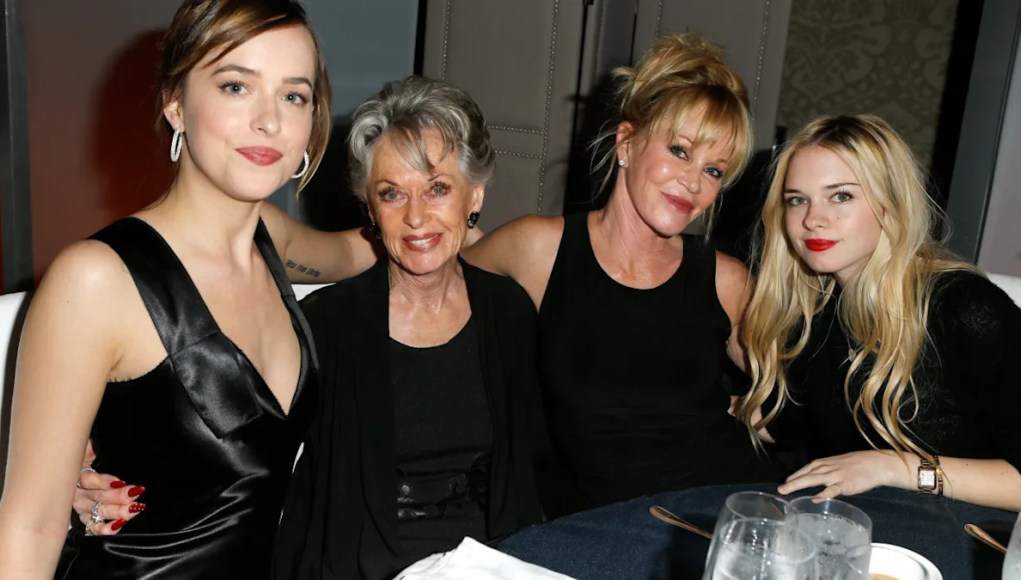 Melanie Griffith marca el cumpleaños en un raro avistamiento de Hollywood de tres generaciones Melanie Griffith marca el cumpleaños en un raro avistamiento de Hollywood de tres generaciones