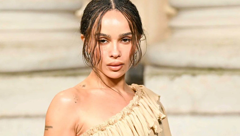 Zoë Kravitz exhibe su anillo de compromiso de diamantes de 9 quilates, cuyo costo estimado es de hasta $ 500,000 después de la propuesta de Harry Styles Zoë Kravitz exhibe su anillo de compromiso de diamantes de 9 quilates, cuyo costo estimado es de hasta $ 500,000 después de la propuesta de Harry Styles