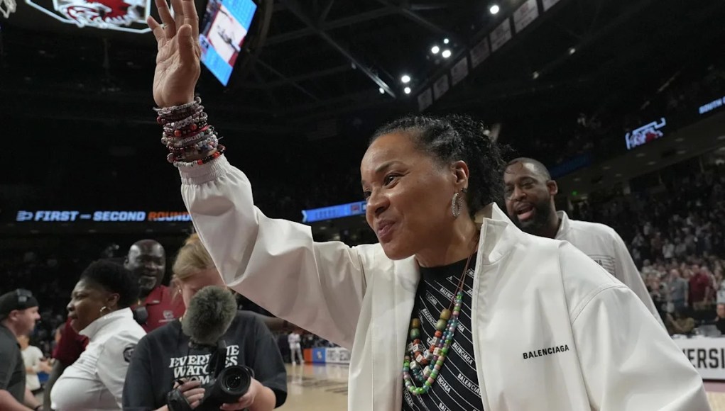 La entrenadora de Carolina del Sur, Dawn Staley, usa collares hechos a mano por un joven paciente con cáncer La entrenadora de Carolina del Sur, Dawn Staley, usa collares hechos a mano por un joven paciente con cáncer