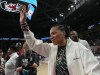 La entrenadora de Carolina del Sur, Dawn Staley, usa collares hechos a mano por un joven paciente con cáncer