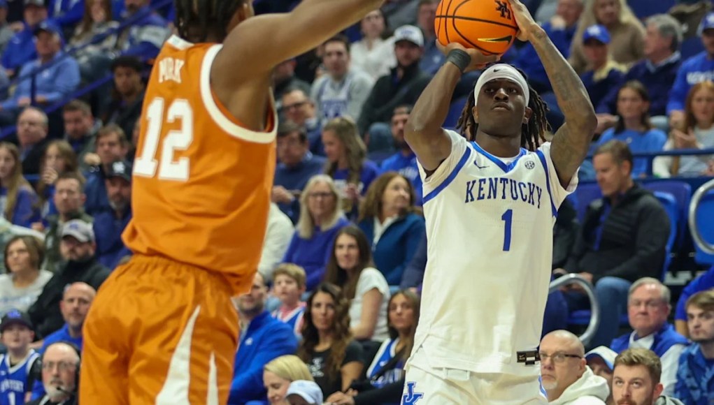 Denzel Aberdeen, aparentemente fuera de elegibilidad, ingresa al portal de transferencias de la NCAA Denzel Aberdeen, aparentemente fuera de elegibilidad, ingresa al portal de transferencias de la NCAA