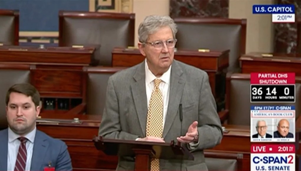 ‘¡¿Va a regresar?!’ Senador republicano desconcertado porque los demócratas abandonaron la audiencia inmediatamente después de la objeción ‘¡¿Va a regresar?!’ Senador republicano desconcertado porque los demócratas abandonaron la audiencia inmediatamente después de la objeción