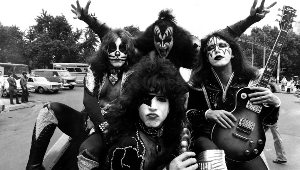 KISS logra un hito importante cuando el éxito de 1979 alcanza mil millones de vistas en YouTube KISS logra un hito importante cuando el éxito de 1979 alcanza mil millones de vistas en YouTube