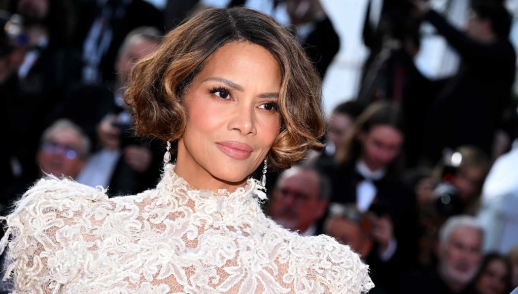 Halle Berry posa en una pequeña cadena bikini en medio de un puesto críptico en «puertas cerradas» Halle Berry posa en una pequeña cadena bikini en medio de un puesto críptico en «puertas cerradas»