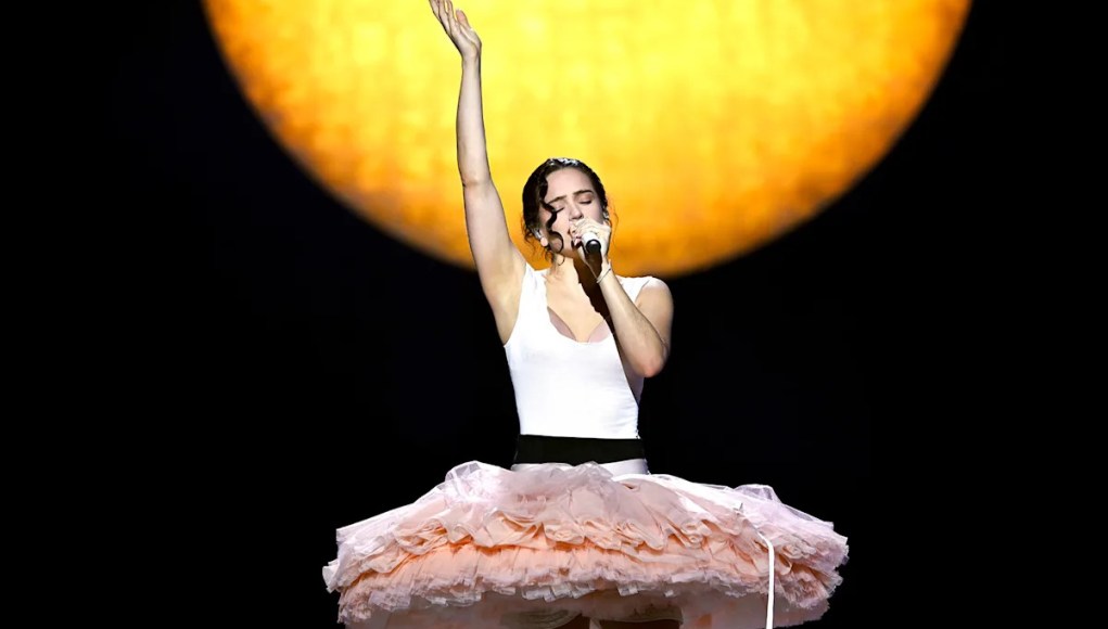 Rosalía cancela concierto en Milán a mitad de camino por ‘intoxicación alimentaria’: ‘Me siento muy mal’ Rosalía cancela concierto en Milán a mitad de camino por ‘intoxicación alimentaria’: ‘Me siento muy mal’