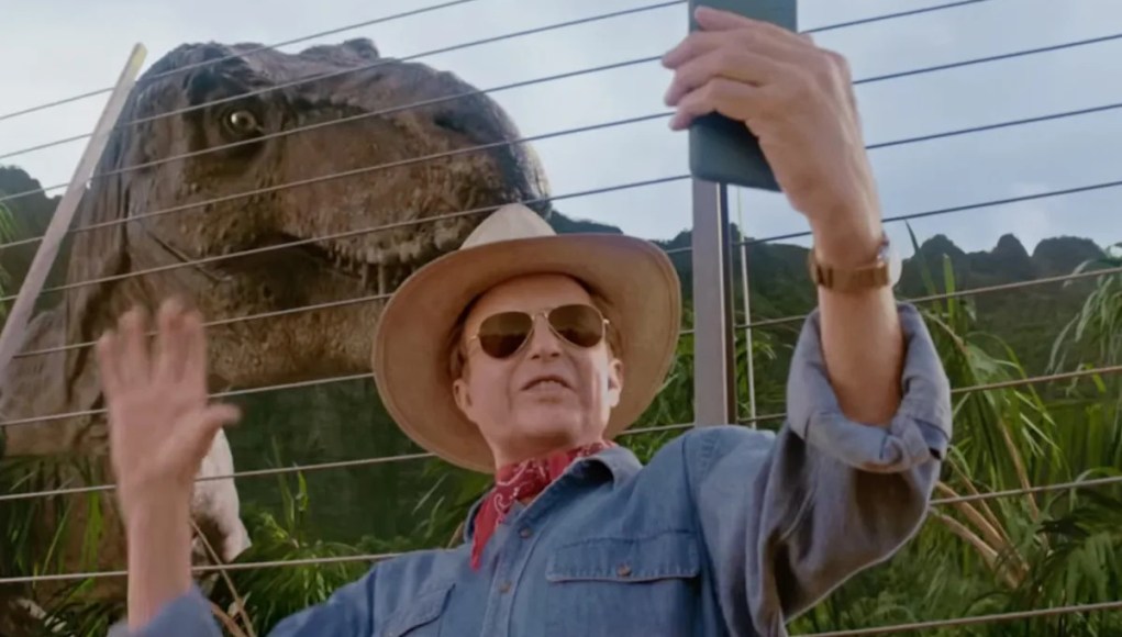 Sam Neill, Laura Dern y Jeff Goldblum finalmente obtienen el final feliz de Jurassic Park en el anuncio del Super Bowl Sam Neill, Laura Dern y Jeff Goldblum finalmente obtienen el final feliz de Jurassic Park en el anuncio del Super Bowl