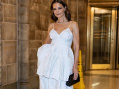Katie Holmes contrasta su vestido blanco de ensueño con maquillaje de ojos Inky