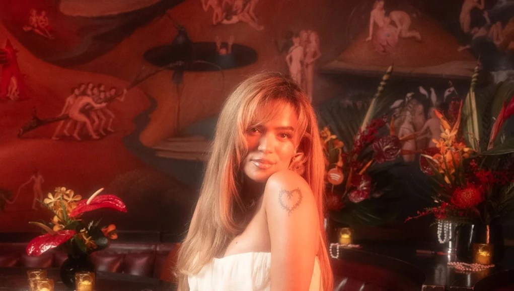 Karol G hace quinceañera-core en un vestido de marfil con volantes Karol G hace quinceañera-core en un vestido de marfil con volantes